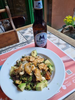 Superfood salad with extra chicken bites at Vegetalia - Born in Barcelona