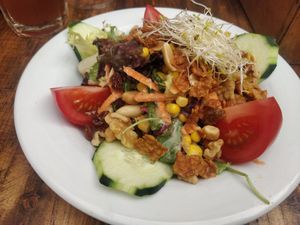 Vegan salad with crispy tempeh at Vegetalia - Born in Barcelona