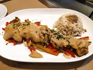 Heura con verduras y crema de cacahuete at Vegetalia - Born in Barcelona