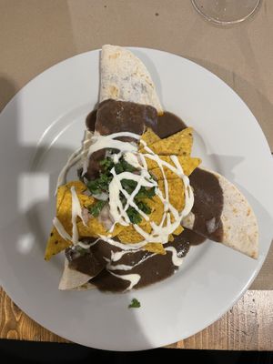 Fajita de espinacas y queso de cabra con mole de frigoles negros #Veganuary at Vegetalia - Born in Barcelona