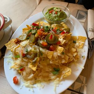 Nachos completos con guacamole, queso, jalapeños, crema agria y pico de gallo (opc. v +1€ supl. = 10,80€) at Vegetalia - Born in Barcelona