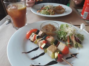 Tofu skewers with mango chutney at Vegetalia - Born in Barcelona