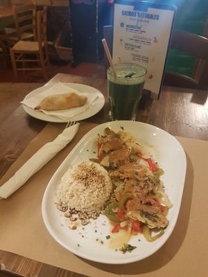 Heura ( veggie pollastre) amb verdures saltejades i salsa de calcuetes at Vegetalia - Born in Barcelona