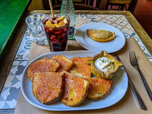 Pan con tomates y seitàn empanadas con sangria. at Vegetalia - Born in Barcelona