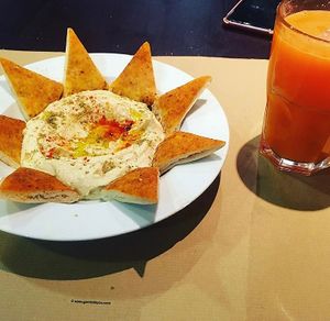 Hummus and juice 💚 at Vegetalia - Born in Barcelona