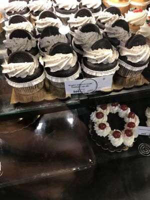Cupcakes vegan 😊 at Whole Foods Market in Louisville
