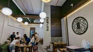 Interior with both modern and traditional Korean-style seating at The Boneless Kitchen - 无骨厨房 in Central Singapore