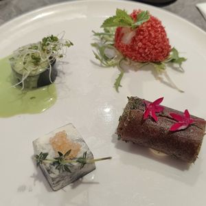 The elemen Appetiser 元素开胃三拼
consists of 
Taro Marble, Sicilian Cannoli with Porcini, Crispy Lychee Cheese Ball, Toufu with Century Sauce at elemen 元素 - Millenia Walk in Central Singapore
