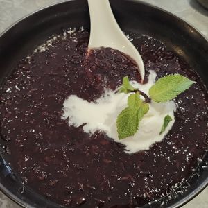 Pulut Hitam with Coconut Gelato 
黑糯米配冰淇淋 at elemen 元素 - Millenia Walk in Central Singapore
