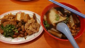 kway chap at Xiu Yuan Vegetarian Eating House in Central Singapore