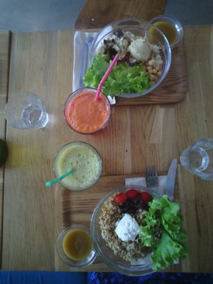 Andine salad (quinoa+goat cheese+ dried grapes) and Beyrouth salad (boulghour+zucchini hummous+chickpeas+roasted eggplant) with both green and energy juice at ÖST café in Besancon