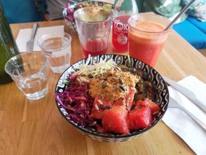 Un des bowl option vegan et jus de fruits frais at ÖST café in Besancon