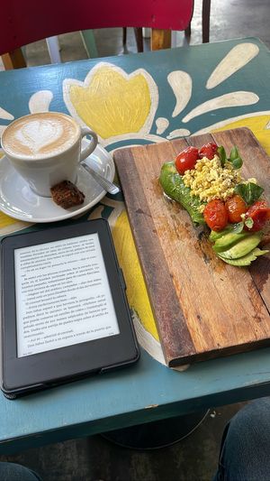 Café latte (leche de almendras) y tostón de palta con tofu revuelto  at Casa Munay in Buenos Aires