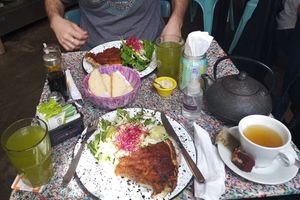 Dos menúes del día. En efectivo (26/10/22) todo lo de la foto salió 2500 pe. at Casa Munay in Buenos Aires