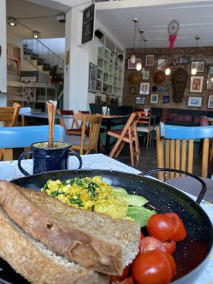 Brunch al plato: tofu revuelto con espinaca, acompañado de palta, tomates cherry y pan de la casa  at Casa Munay in Buenos Aires