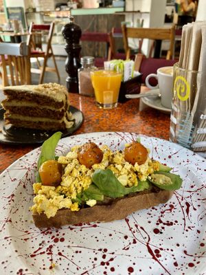 Tostón de palta con tomates confitados, albahaca y tofu revuelto  at Casa Munay in Buenos Aires