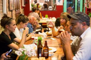 Un lugar para compartir con amig@s, comer rico y disfrutar de un ambiente como en casa at Casa Munay in Buenos Aires