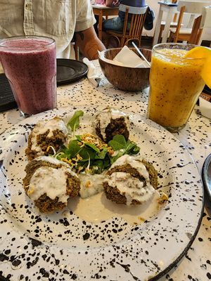 Falafel e sucos at Casa Munay in Buenos Aires