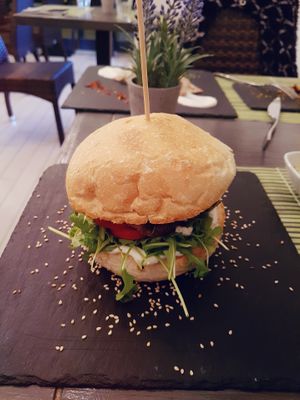 Burger with seitan at Cavoli Nostri in Naples