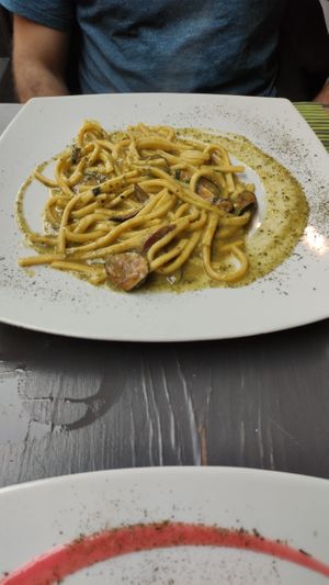 Sciallatielli all’alga spirulina at Cavoli Nostri in Naples