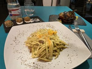 Arancini mit Pilzen und Algen, Nudeln mit Pilzen und Zucchini-Pesto und gegüllte Paprika neapolitanischer Art  at Cavoli Nostri in Naples