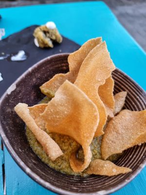 Popadom with spicy guacamole dip at Cavoli Nostri in Naples