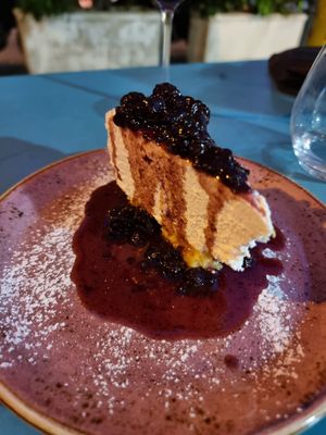 Berry cheesecake at Cavoli Nostri in Naples
