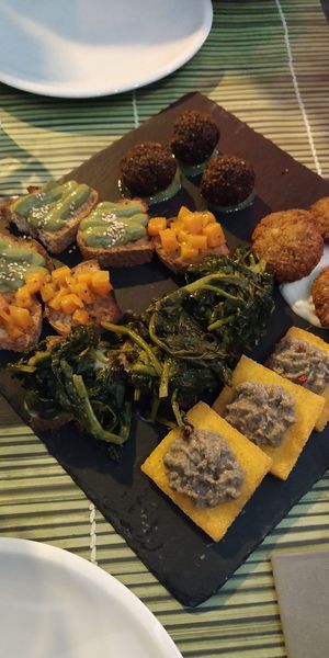 Mixed starters: bruschetas, polenta, falafel and polpetine at Cavoli Nostri in Naples