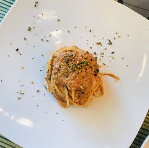 Spaghetti integrali con pesto pomodori secchi e pistacchi at Cavoli Nostri in Naples