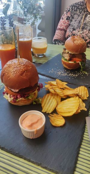 Delicious vegan burgers at Cavoli Nostri in Naples
