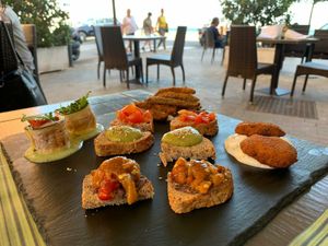 Mix de entrantes. El falafel buenisimooo at Cavoli Nostri in Naples