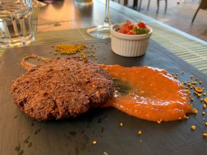 Hamburguesa quinoa con una salsa picantita y poco de gallo. Muy rica at Cavoli Nostri in Naples