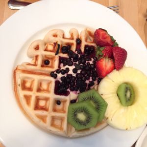 blueberry waffles at Le Soixante 5 in Levis