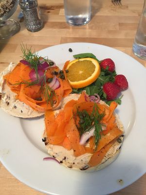 Bagel au Faux-Mon Fumé at Le Soixante 5 in Levis