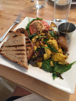 Le Constructeur at Le Soixante 5 in Levis