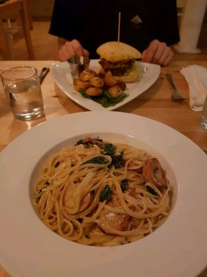 Linguine de la mer et burger at Le Soixante 5 in Levis