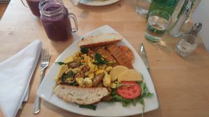 Has good brunches and smoothies. Will definitely come back again!  at Le Soixante 5 in Levis