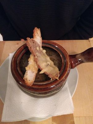 Soupe a l'oignon at Le Soixante 5 in Levis