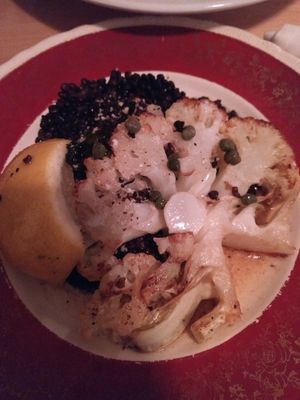 Steak de chou-fleur et risotto de lentilles beluga au citron at Le Soixante 5 in Levis