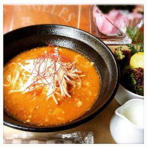『 辛麺 』
HOTに暑い夏を乗り切れ‼︎
濃厚辛味噌VEGIヌードル‼︎

特製濃厚肉味噌スープに米粉麺を入れ、トッピングに糸唐辛子とクラッシュナッツをのせ、オールベジ、五葷抜き at Los Angeles in Kanazawa in Kanazawa