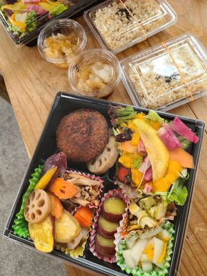 Bento à emporter (avec riz complet et sauce au daikon) at Los Angeles in Kanazawa in Kanazawa