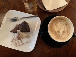 Delicious chocolate cake100% vegan. With a lovely  Soy latte (homemade👍🏻) 
After more than 14 days in Japan, finally a good vegan treat, happy for today. 
A lovely lady ser at Los Angeles in Kanazawa in Kanazawa