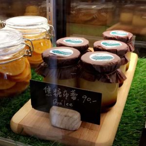 vegan creme brûlée  at Green Bakery in Taipei