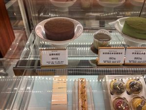 Gold brownie cake, matcha tiramisu at Green Bakery in Taipei