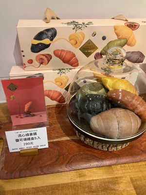 Soft croissant variety pack at Green Bakery in Taipei
