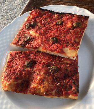 Tomato & capers pizza  at Orti di Mare in Capoliveri