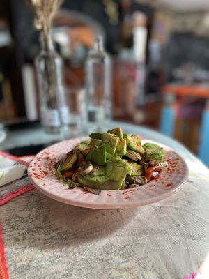 Veganer Salat aus Tomaten, Blattsalat und Avocado mit warmen Champignons und Zucchini. at The V Factor in Lanzarote