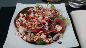 Vegan salad with popcorn at La Table des Roy in Nantes