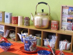 Elegant,reserved hall for a relaxing break,sipping a good tea or healthy herbal tea,also with accompanying vegan-raw fresh sweets.It hosts'Tea Ceremony'by prof.QiMengHan(ADeMathè).
Cultural Living for Conferences about MTC,Vegan & Energetic Nutriti at Shaolin State of Harmony in Milan