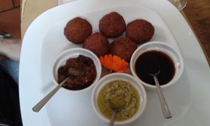Falafel con tres salsas at Amodino in Ribadeo